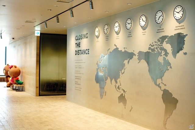 　会議室へと続く廊下には、同社のミッションである、世界中の人と人、人と情報・サービスとの距離を縮める「CLOSING THE DISTANCE」の文字。そして、ひと目で各国の時刻を知ることができる。