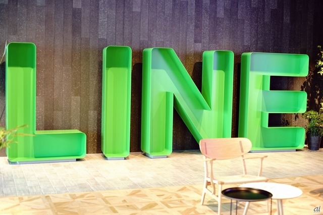 　同じくエントランスホールにある巨大な「LINE」ロゴ。角度によって見え方が変わるという仕掛けも。