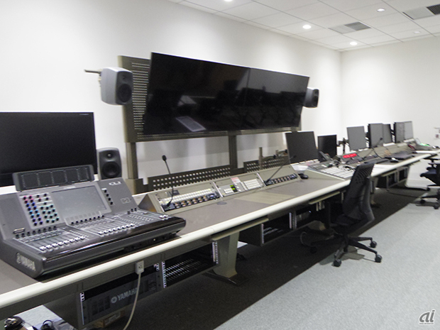 　サブコントロールルーム。ディレクター、スイッチャー、音声担当などが作業をする。東京のオフィスには同じ機能を持つサブコントロールルームが計2つある。

　なお、DAZNでは素材のすべてがデジタル化されているため、どの作業もテープレスだという。
