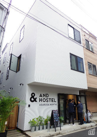 　＆AND HOSTEL ASAKUSA NORTHは、東京メトロ日比谷線の南千住駅から徒歩6分、三ノ輪駅から徒歩8分の場所に位置する。周囲は住宅街だが、簡易宿泊施設も多い。オープン直後から多くの問い合わせがあり、現時点での稼働率はほぼ100％とのこと。外国人客が多いが、IoTに興味がある学生なども宿泊しているという。

　地上3階建てて、元は更地だったという。12名ひと部屋の「Dormitory」と2名用の「Twin room」、加えて、IoT機器を室内にそろえた「IoT Twin Room」と「IoT Semi Double」を用意する。定員は36人。宿泊料はDormitoryが3000円、TwinRoomが8000円、IoT SemiDoubleが7500円、IoT TwinRoomが8500円。