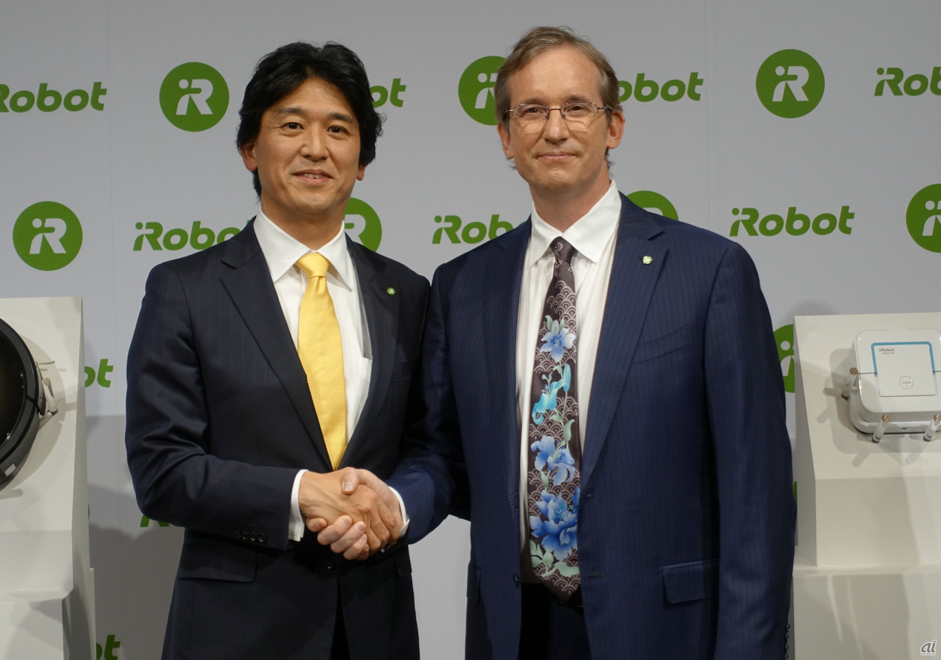 アイロボットジャパン代表執行役員社長の挽野元氏とiRobot CEO 兼 共同設立者のコリン・アングル氏