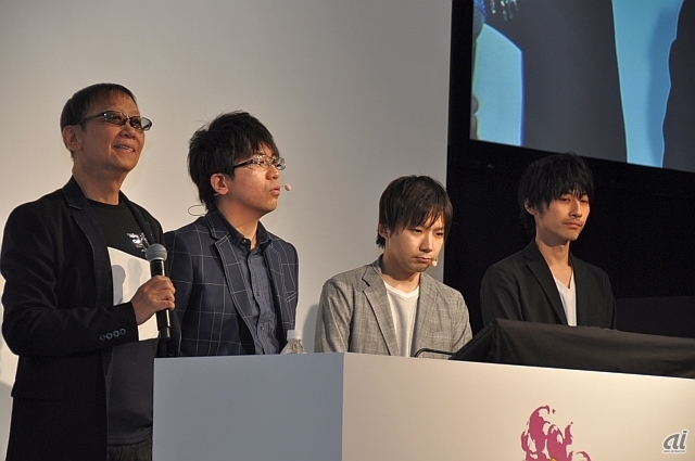 　実機デモプレイにあたり開発陣が登壇。左から堀井氏に続き、PS4版プロデューサーの岡本北斗氏、3DS版プロデューサーの横田賢人氏、本作のディレクターを務める内川毅氏。