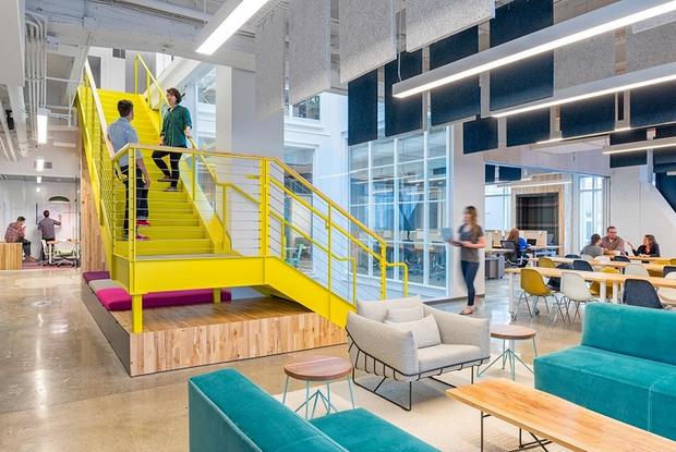 Capital One Labs（サンフランシスコ）

　ベイエリアにあるCapital One Labsの技術開発施設を設計したデザインスタジオによると、Capital One Labは「チームの大きく開かれた精神を反映するようなスペースを希望した」という。この3500平方フィート（約325平方メートル）のオフィスは寝室も完備。
