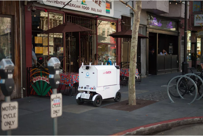 サンフランシスコのミッション地区を移動するMarbleのロボット