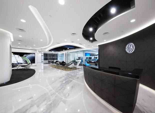 GE Malaysia

　デジタル産業大手GEのクアラルンプール本社。7フロアにわたるこのオフィスの受付は、機能性と未来的なデザインが両立している。2つのネットワークオペレーションセンター、ミーティングルームがあり、壁には46インチLCD 9面で構成されたタッチスクリーンが埋め込まれている。