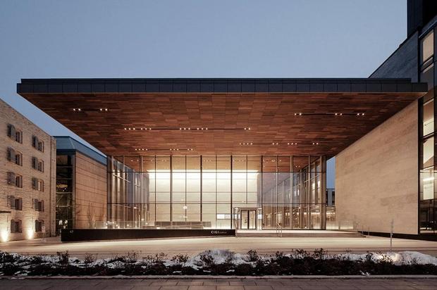 Centre for International Governance Innovation

　堅苦しいが古くさくはない加オンタリオ州の政策シンクタンクは、床から天井まで届く窓を採用しており、（文字どおり）透明性が非常に高い。この11万5000平方フィート（約1万700平方メートル）のキャンパスは、中庭のある従来型の学術機関向け建造物を再発明したとして、デザイン賞を何度か受賞している。