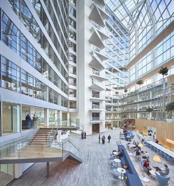 The Edge

　アムステルダムにあるこの約43万平方フィート（約4万平方メートル）のオフィス施設は、世界で最も持続可能性の高い建造物とされている。6000個の低電力LED照明は、必要なときにしか点灯しない。オフィスの照明と室温は、利用者がアプリを使って自分で調節する。今のところ、この建物の主なテナントは税務コンサルタント会社のDeloitteだ。