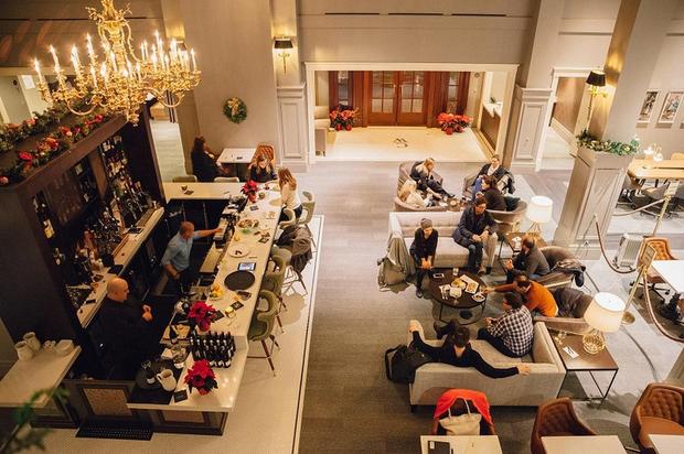 Coterie Worklounge

　シアトルのコワーキングオフィススペースCoterie Workloungeは、企業の専門家をターゲットとしており、月額または日額の会員制度で利用できる。技術者にクールなものはいらないという主義で、そのために、ここに集まる会員はカフェとバーを楽しむことになる。