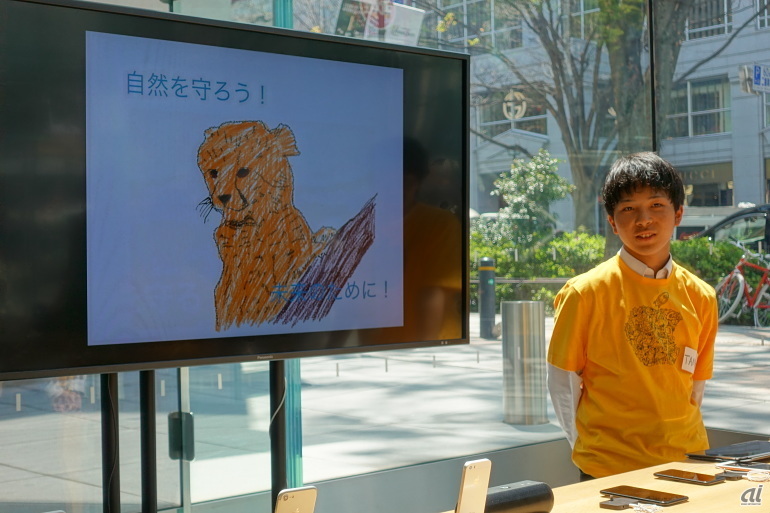 出来上がったポスターを大画面のディスプレーに映し、それぞれ絵の意図やメッセージについて発表した