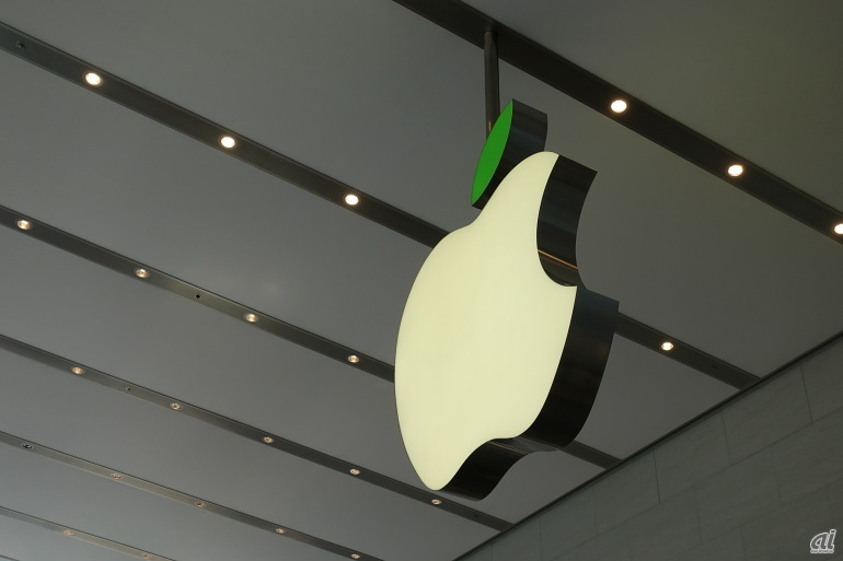 Apple直営店の正面にあるロゴマークのリンゴの葉の部分が緑に
