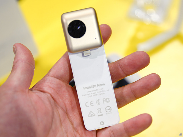　Insta360 Nanoは、iPhoneに直接接続して利用する360度カメラで、バッテリを内蔵しており単体でも使用可能。スマートフォン内蔵カメラの感覚で撮影でき、撮影した360度写真はSNSなどに簡単にシェアできる。400万画素のイメージセンサを搭載し、F2.0の明るいレンズを搭載している。