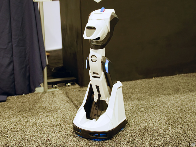 　プロジェクタを内蔵したホームロボット「Tipron」もブースにいた。