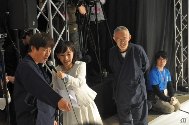 　「スタジオジブリ 鈴木敏夫 言葉の魔法展ブース」では、スタジオジブリのプロデューサーである鈴木敏夫氏（右）が、ドワンゴの川上量生会長（左）とともに登場。