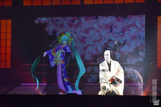 　中村獅童さんと初音ミクとの共演による「超歌舞伎」は、新作「花街詞合鏡」（くるわことばあわせかがみ）を披露。