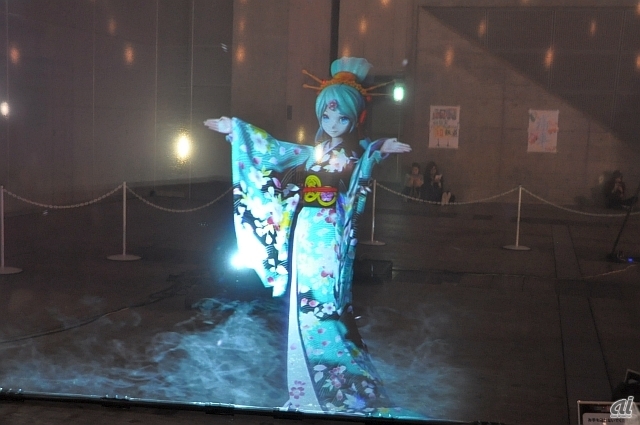　透過型スクリーンに、初音ミクをはじめとしたボーカロイドキャラクターが登場して歌い踊る姿を見ることができる。