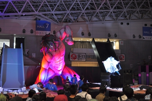 　超アニメエリアでは、「進撃の巨人」Season 2の世界観を体験できるコーナーとして、巨人に食べられないように、腕の力だけで滑り台から落ちないようにするアトラクションが用意。また、等身大エレン巨人も展示。
