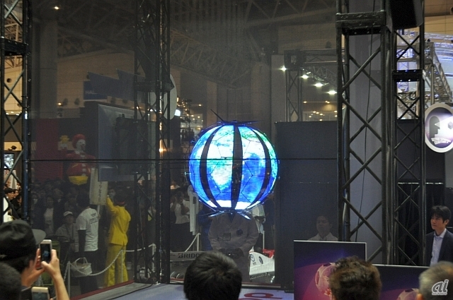 　「NTT ULTRA FUTURE MUSEUM 2017」より、空中に浮いて自由に飛び回りながら、球体に映像を表示する「浮遊球体ドローンディスプレイ」。