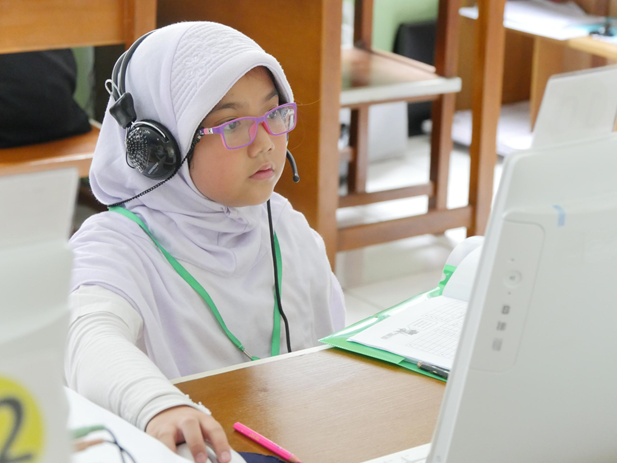 PCで「Surala Ninja!」に取り組むインドネシア人の子ども（すららネット提供）