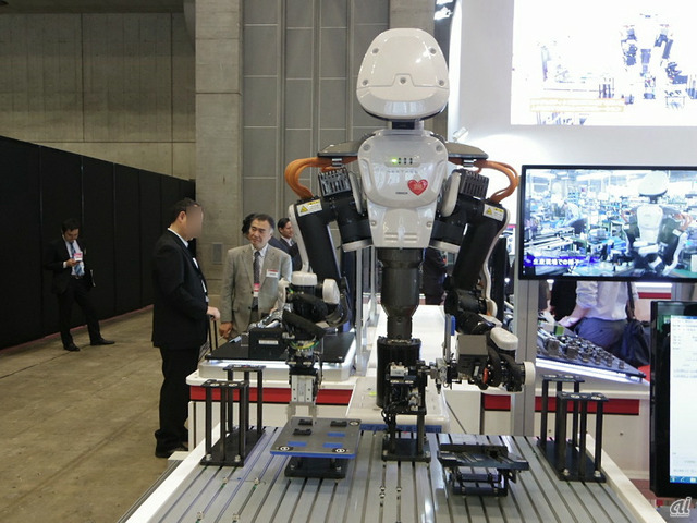 　テクノフロンティアでは工場などで利用する最先端のエレクトロニクス技術が紹介されており、生産現場でのチェックを高速で正確に行うロボットなどが多数展示されていた。
