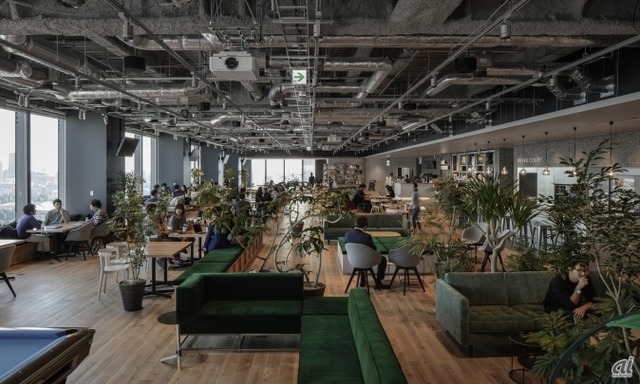 　こちらはカフェスペース。リラックスする場、仕事に集中する場など、人によって多様な使い方ができるスペースにしているとのこと。