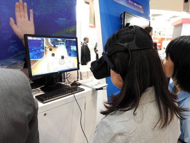 　VRによって没入間のある学習体験ができる中国・華漁の教育ソリューション「101VR教室」。会場では、銀河の仕組みを体験できるデモなどが展示されていた。