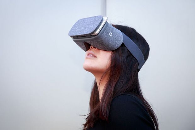 VRヘッドセット「Daydream View」（2016年）

　Googleは「Google Cardboard」で採用した段ボールを捨てて布を採用し、このヘッドセットでVRに本気で取り組み始めた。