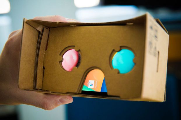 「Google Cardboard」（2014年）

　奇妙で楽しく、極めて安価（段ボール製であることを考えると当然だが）なGoogleの自作VRヘッドセットが、VR分野における次の重要なマストアイテムとして真剣に受け止められたのは、想定外のことだった。だが、Google Cardboardは同社がVRに進出する意向であることを示すものだった。