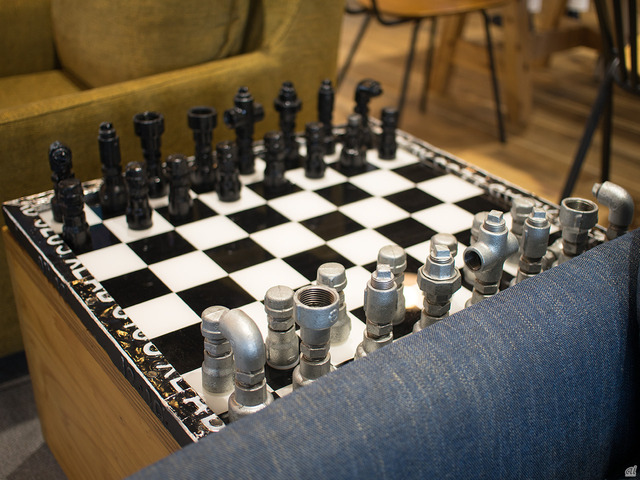　休憩スペースのソファの間には配管パーツで作られたチェスが置かれていた。