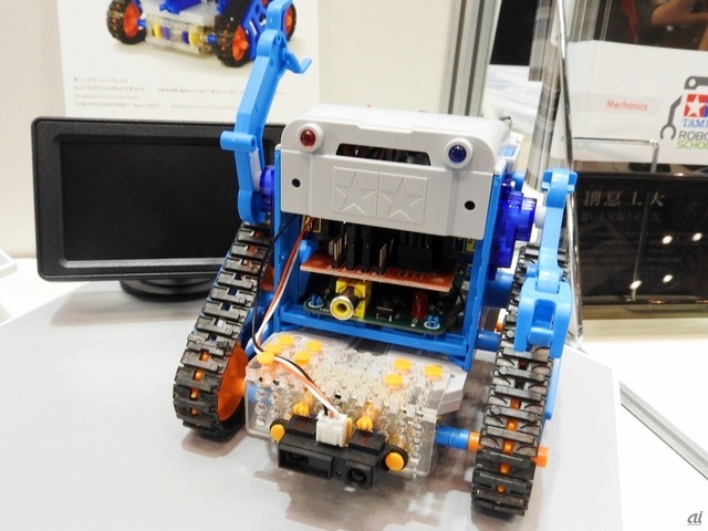 　ミニ四駆の老舗メーカーであるタミヤとナチュラルスタイルが、5月17日から全国展開を開始した「タミヤロボットスクール」。ロボット作りを通して主体的に学ぶ力を身につける「メカニックコース」（全24回）、本格的なロボットプログラミングを学べる「プログラミングコース」（全25回）の2コースを展開する。写真は「カムプログラムロボット工作セット」。