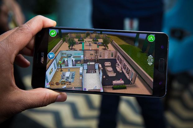 　Electronic Artsのゲームアプリ「Sims Freeplay」は、VRのSimsワールドを生成する。この世界は、人形の家のように上から見下ろすことが可能で、スマートフォンを傾けて、さまざまな角度から眺めることができる。