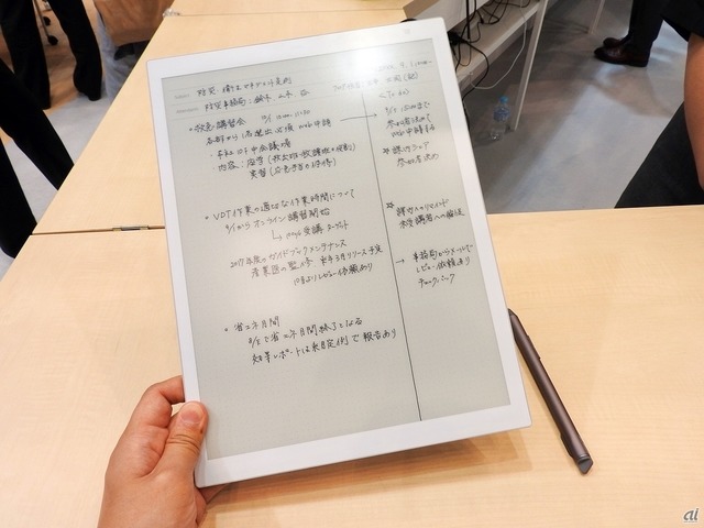 　日本最大の学校向けIT専門展「教育ITソリューションEXPO」が、5月17～19日の3日間にわたり東京ビッグサイトで開催された。ここでは、すでに導入実績のある製品から、最新の技術を生かした製品まで、幅広く写真で紹介する。前編はこちら。

　まずは、ソニーが6月に発売するデジタルペーパー「DPT-RP1」。A4サイズ相当の13.3型ディスプレイを採用しながら、約349gという軽量を実現。最長3週間バッテリを気にすることなく使えるという。