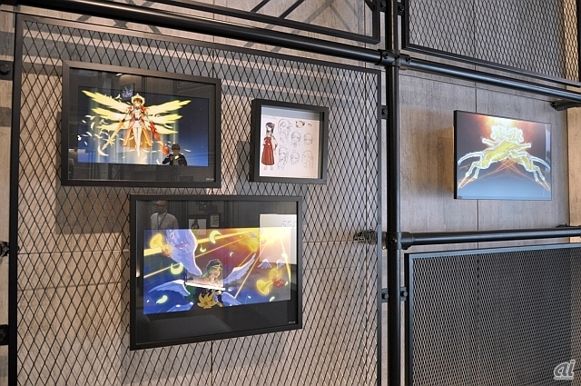 　壁にはアニメの設定画などを掲出。