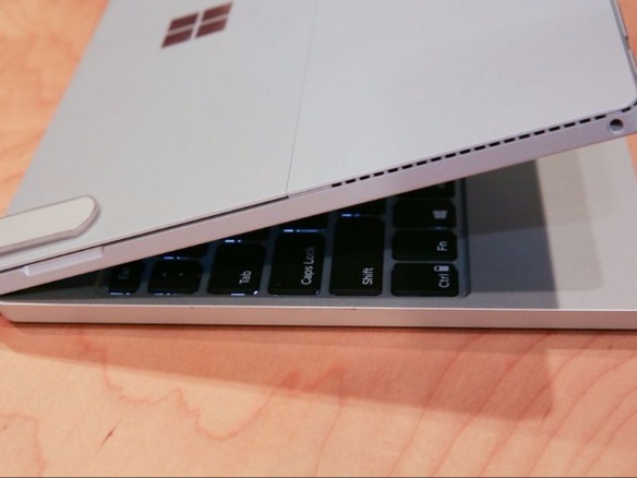 次は「Surface Pro 5」？--4色のカバーキーボードの写真をマイクロソフト幹部が公開