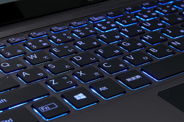 　Vision Tokyoのイメージに合わせ、VAIOが新開発したブルーのバックライトキーボードを搭載している。