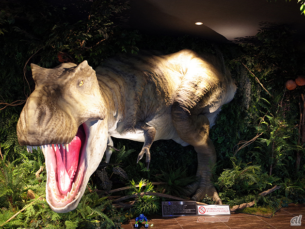　等身大のティラノザウルスは長さ13メートルで、迫力十分。照明のほか、柑橘系の香りを噴射しており、恐竜の世界を感じられる仕掛けが施されている。撮影スポットとしても人気。