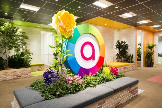 　エントランスでは、アカツキのロゴをかたどったオブジェが色とりどりの花とともに来客者をお出迎え。