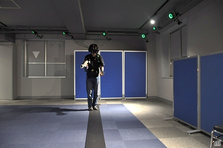 VR空間内ではブリッジを渡るシーン。現実では高さはないが、VR空間内では高所を歩いている