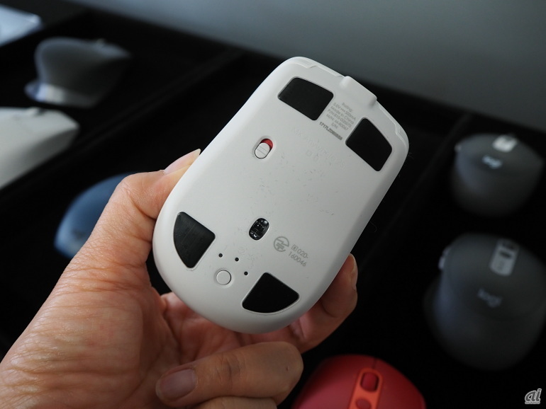 1台のマウスに最大3台までの対応デバイスにペアリングして簡単に切り替えられる「Easy-Switch」機能は今回のMXシリーズでも引き続き搭載されている。下のボタンは切り替えボタン（写真はMX ANYWHERE 2S）