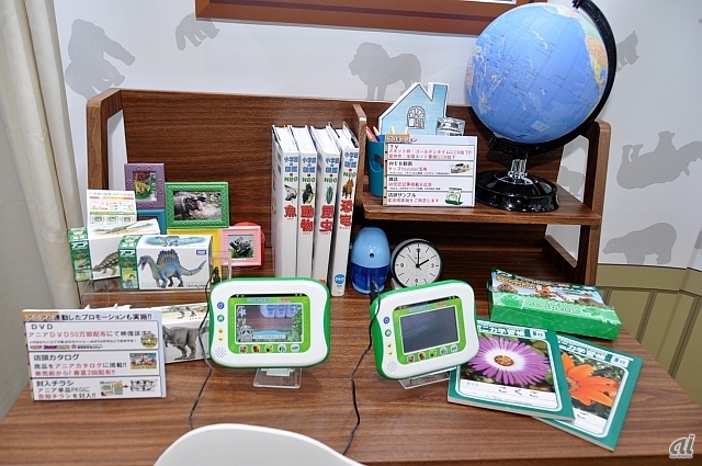 　タブレット玩具「小学館の図鑑NEO Pad」。小学館の「図鑑NEO」の編集部が監修した生き物図鑑を内蔵しており、カメラ機能も搭載している。