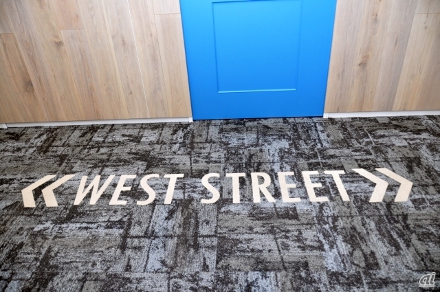 　床にはTOWNの3エリアである「WEST」「SOUTH」「EAST」の通路であることを示す文字が。