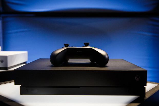 　Microsoftの最新コンソール「Xbox One X」（米国価格は499ドル）。Xbox史上、最も高性能となる。
