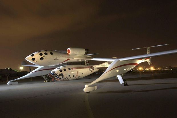SpaceShipOneは賞を獲得

　2004年10月4日、SpaceShipOneは高度37万7591フィート（約115km）を記録し、賞金1000万ドルの「Ansari XPRIZE」受賞が確定した。この賞は宇宙空間に到達した初の民間チームに対して与えられた。

　開発コストは2500万ドルで、Allen氏が全額を投資した。