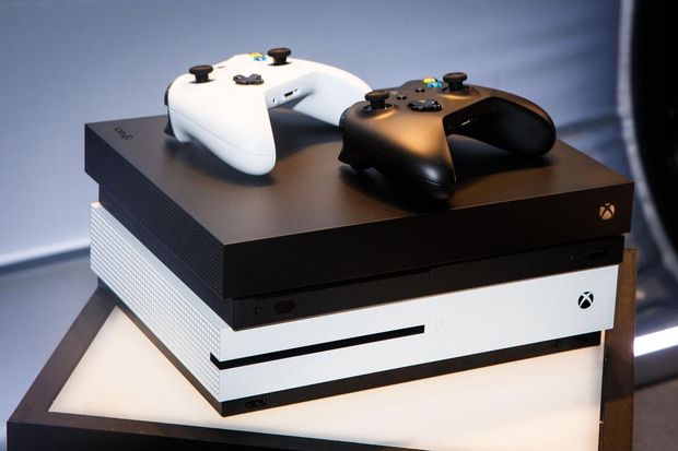 　Xbox One X（上）はXbox One S（下）よりも若干小さい。