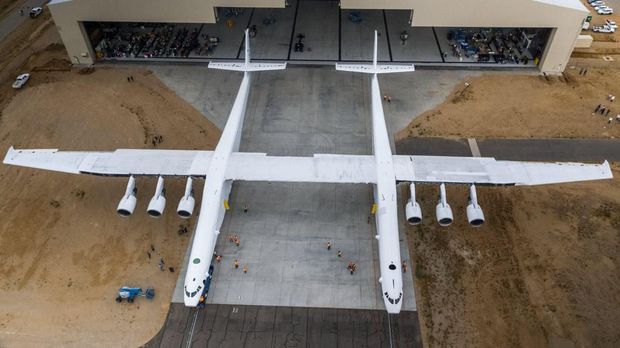 まるで巨人のような航空機

　Stratolaunch（コードネーム「Roc」）は数字で見ると、史上最大級の航空機となる。翼幅は385フィート（約117m）で、プロフットボールのフィールドよりも大きい。全高は50フィート（約15m）だが、２つの胴体は長さ238フィート（約73m）である。

　その大きさのために、カリフォルニア州のモハーヴェ砂漠にあるMojave Air and Space Portで建設され、特別に建てられた8万8000平方フィート（約8175平方メートル）の格納庫が必要となった。