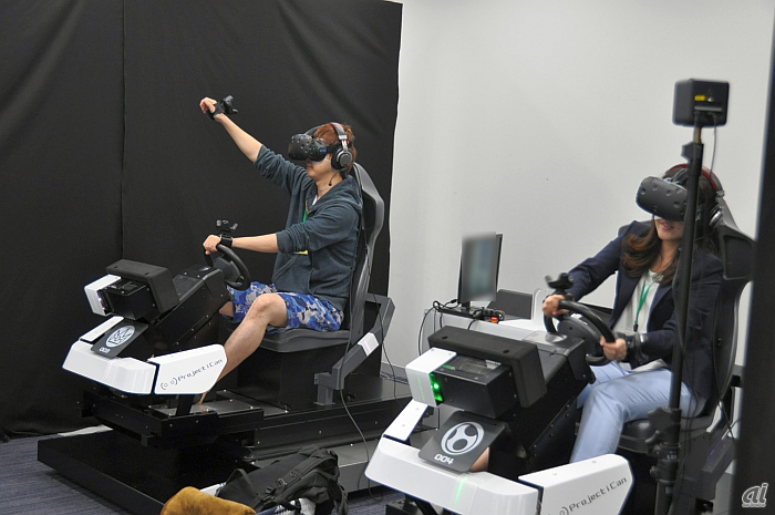 VR空間ではアイテムを手に入れるために手を挙げている
