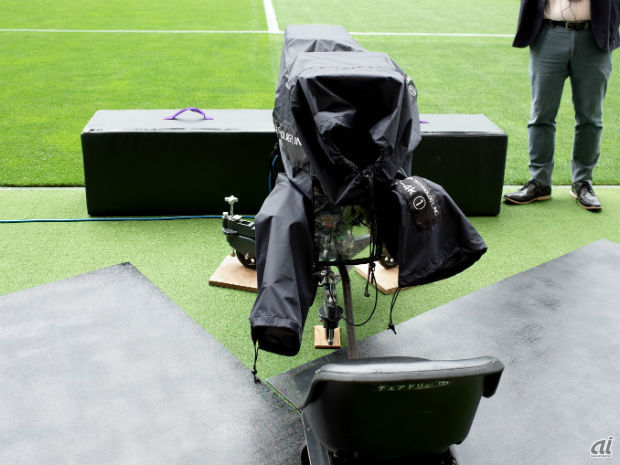 　ピッチ横に設けられたカメラ。カメラマン用の椅子も設置されていた。カメラは回転するため、ピッチに出てくる選手を捉えるほか、サポーターの様子なども撮影している。