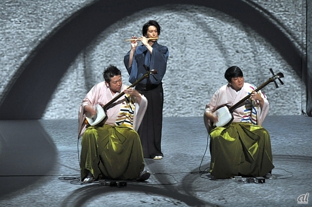 　開幕宣言の冒頭では、津軽三味線奏者の吉田兄弟による本作のメインテーマ「BE THE BEST TOGETHER」を披露。