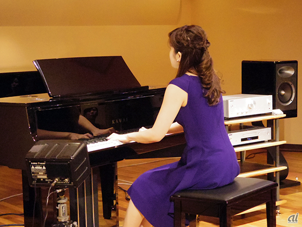 発表会ではピアニストの圓谷綾乃さんが登場。オーディオ機器から伴奏を流し、それに合わせてピアノを弾くコラボレーション演奏も披露した