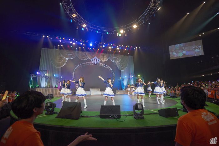 舞浜アンフィシアターの特徴的な半円形のステージを舞台に、キャスト陣が熱唱