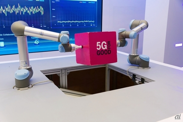 　両方のアームは別個にリモート制御され、5Gでは完全に同期していたが、4Gでは同期ずれにより荷物を落としていた